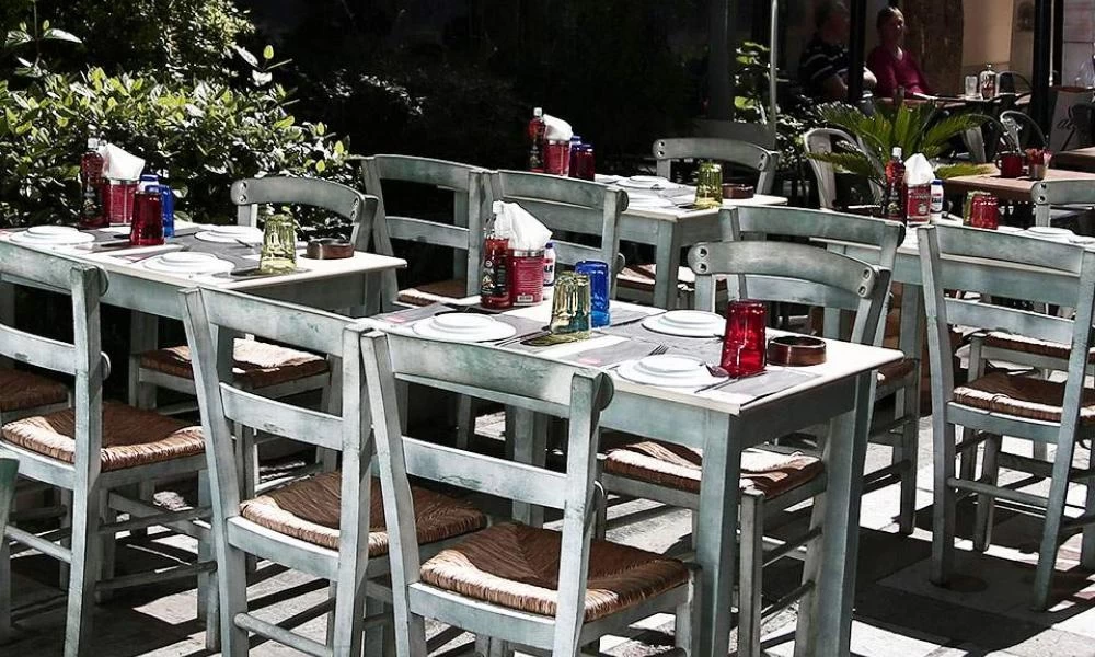 Αυτοί είναι οι οριστικοί κανόνες για τη λειτουργία της εστίασης – Τι αναφέρει το ΦΕΚ